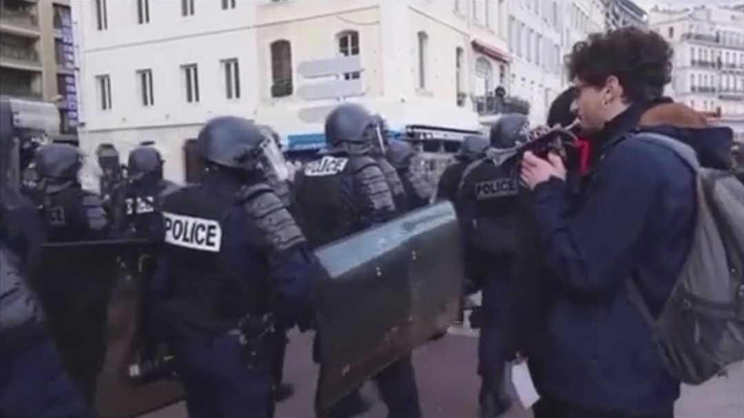 TIKTOK 当着Police的面吹唢喇?给你们愉悦送走!
